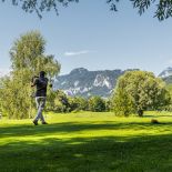 Tee-3-mit-Golfer-und-Berge-Foto-klein-Thomas-Sattler-Juli-2021.jpg